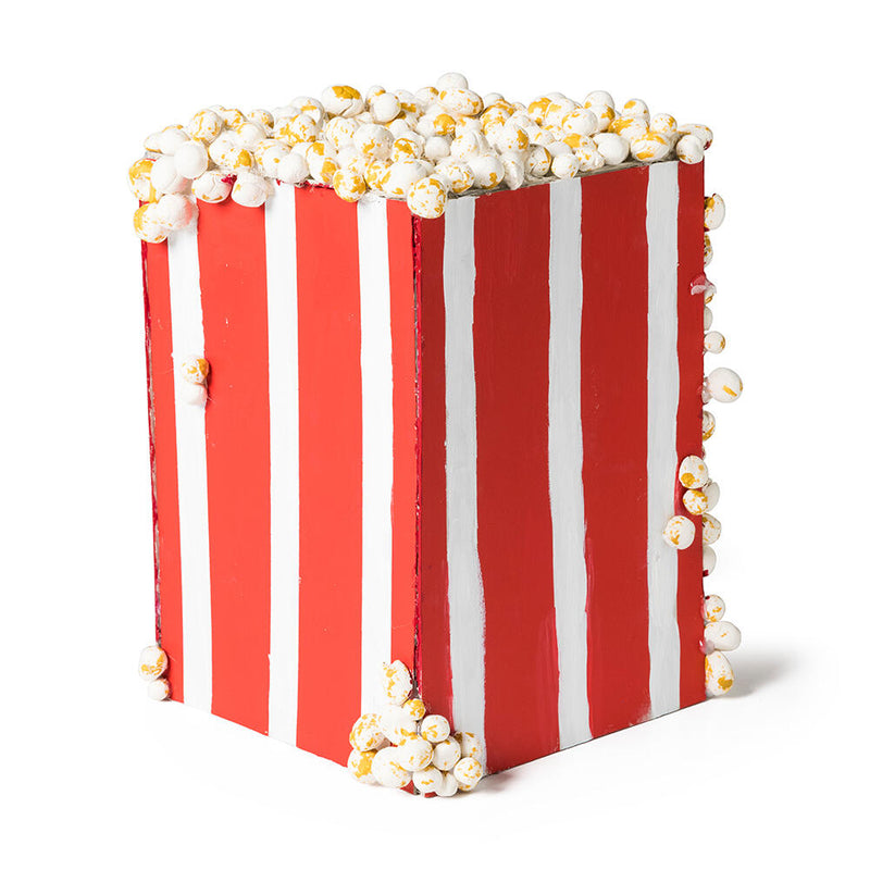 een beker popcorn