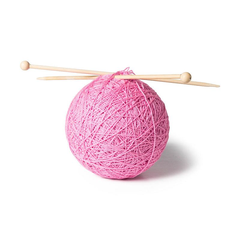een bol roze wol