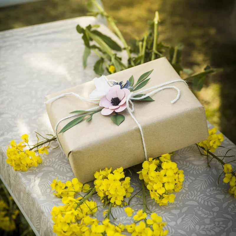 een cadeautje met papieren bloemen