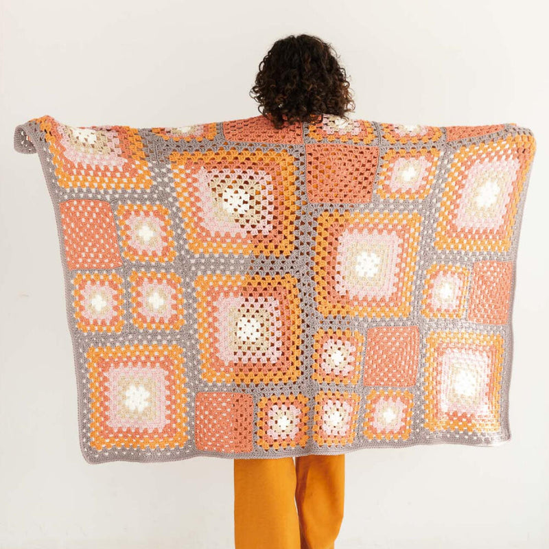 een gehaakte granny square deken van Katia
