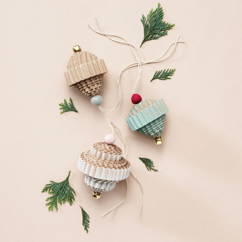 kerstballen van golfkarton