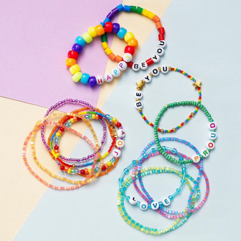 kleurrijke letterarmbanden