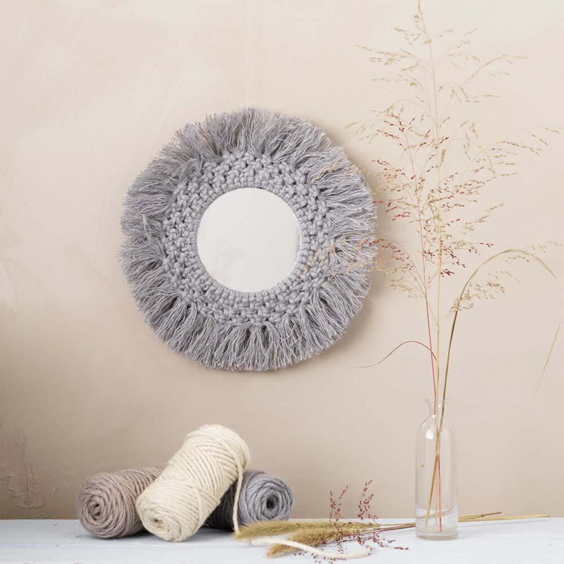 een macramé spiegel