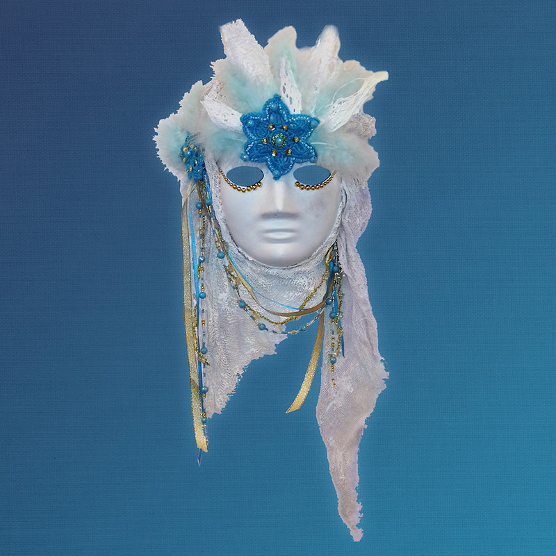 een masker met textiel en veren