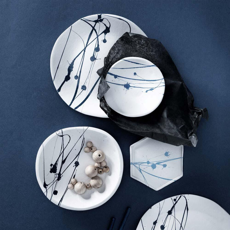schaaltjes met blauwe spetters