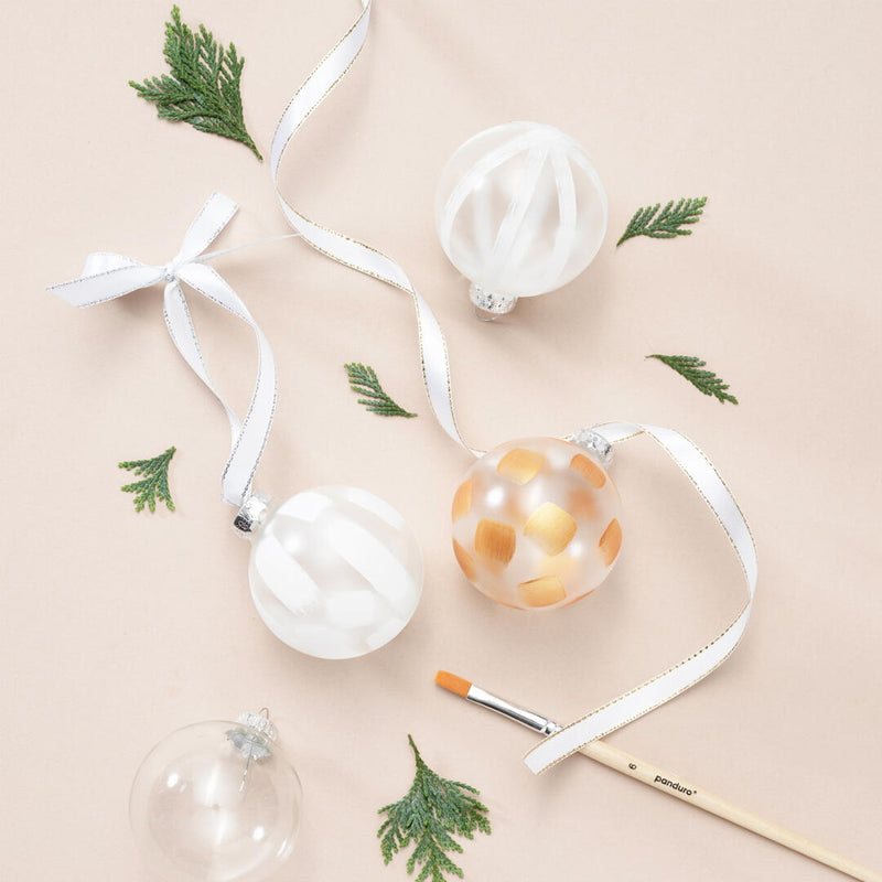 subtiel geschilderde kerstballen