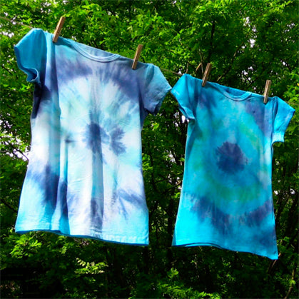 een tie-dye shirt