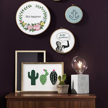 een schilderij met cactussen