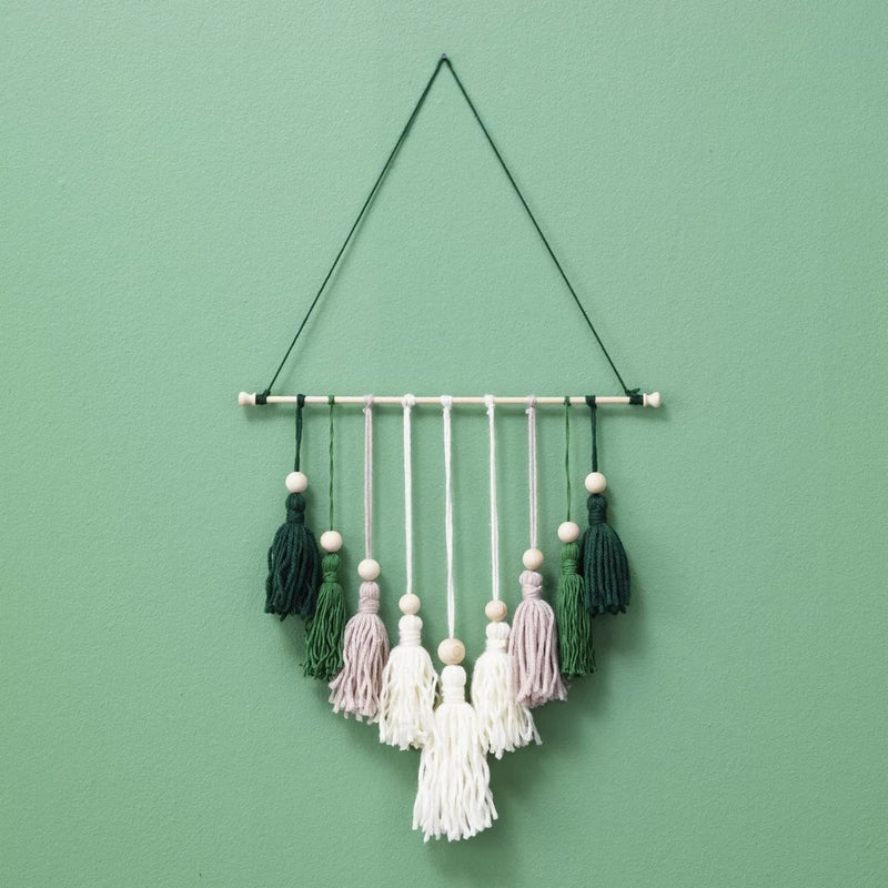 een wandhanger met kwastjes