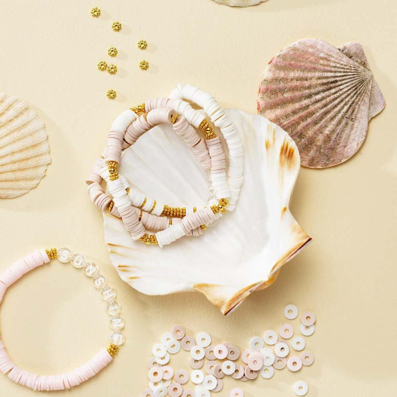 zomerse armbandjes met zachte kleuren