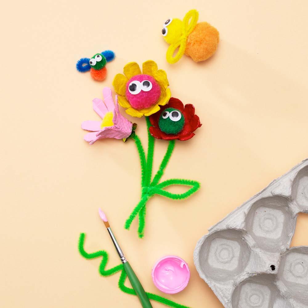 een bosje bloemen van eierdozen