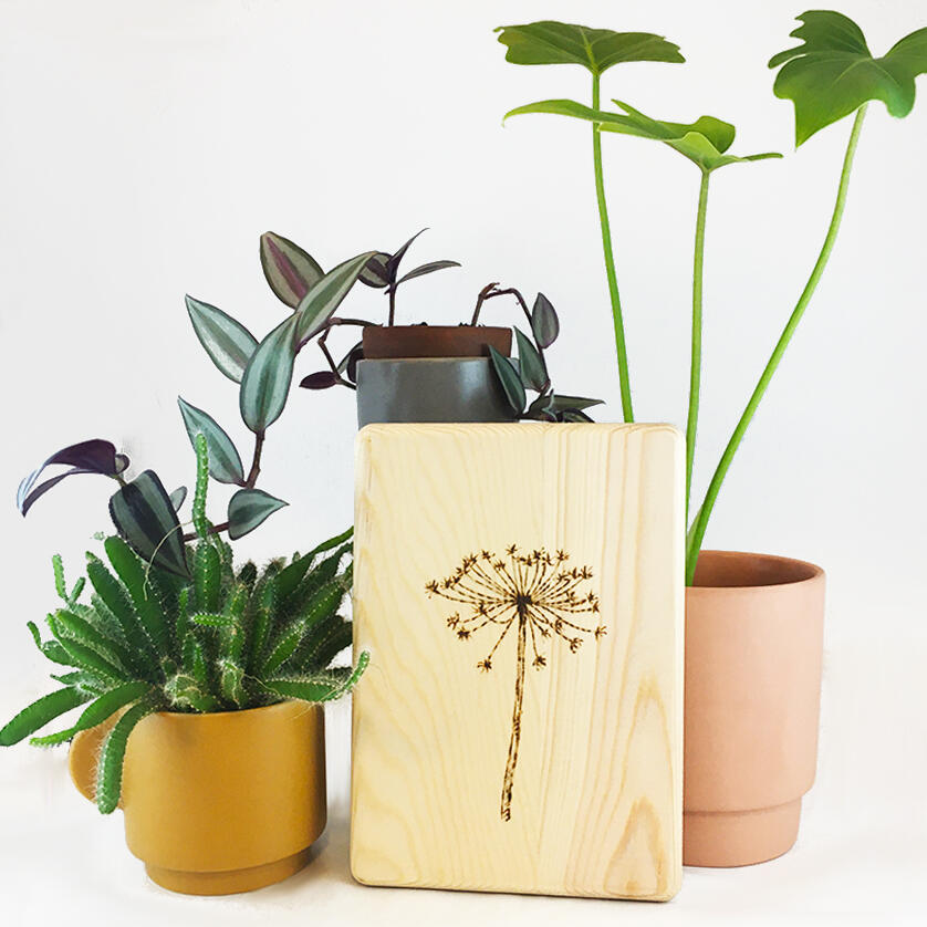 een bloemenplankje met houtbranden