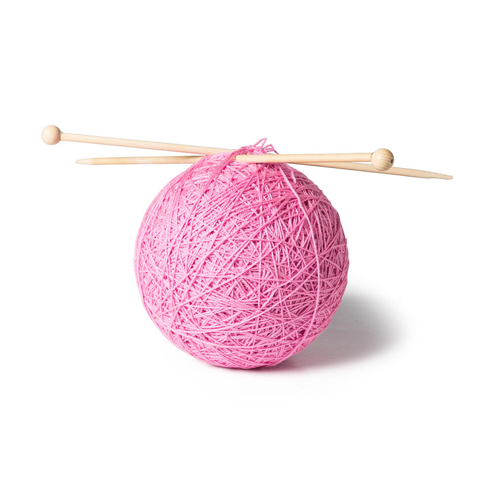 een bol roze wol