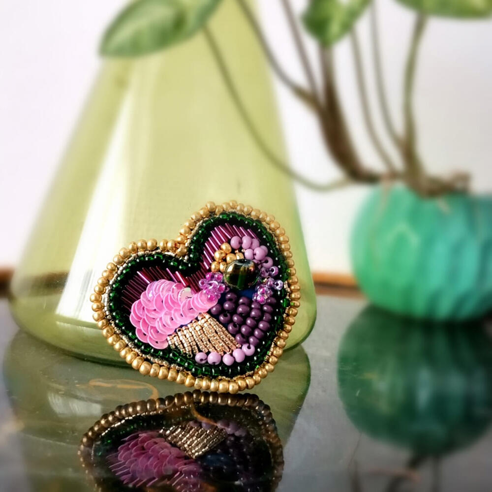 een geborduurde broche