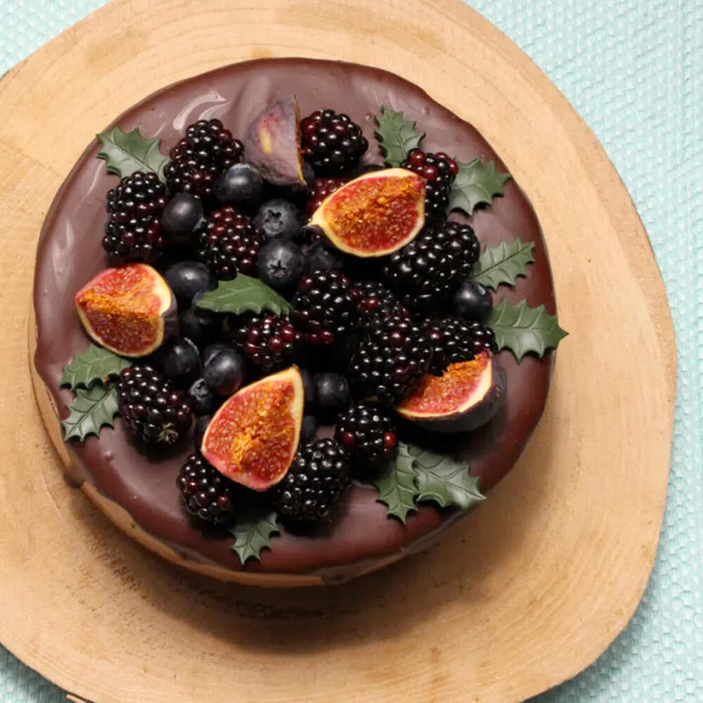 een choco drip cake met vijgen en bramen