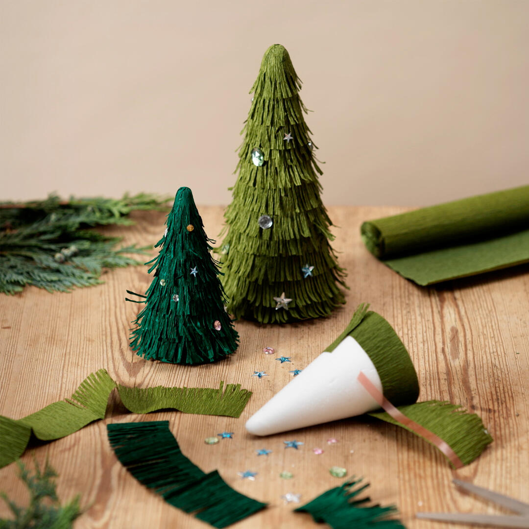 kerstboompjes met crêpepapier