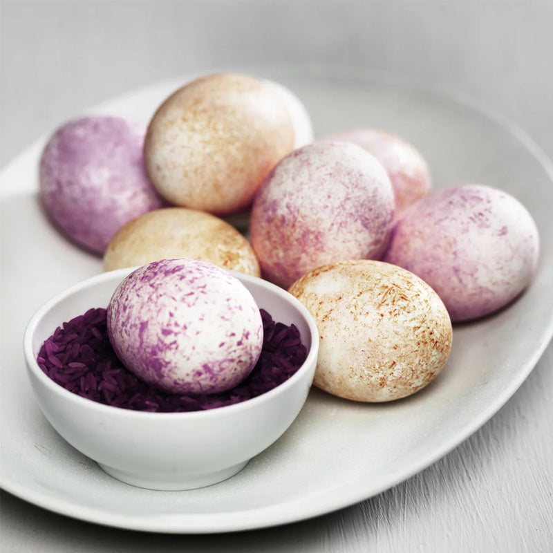 eitjes kleuren met rijst