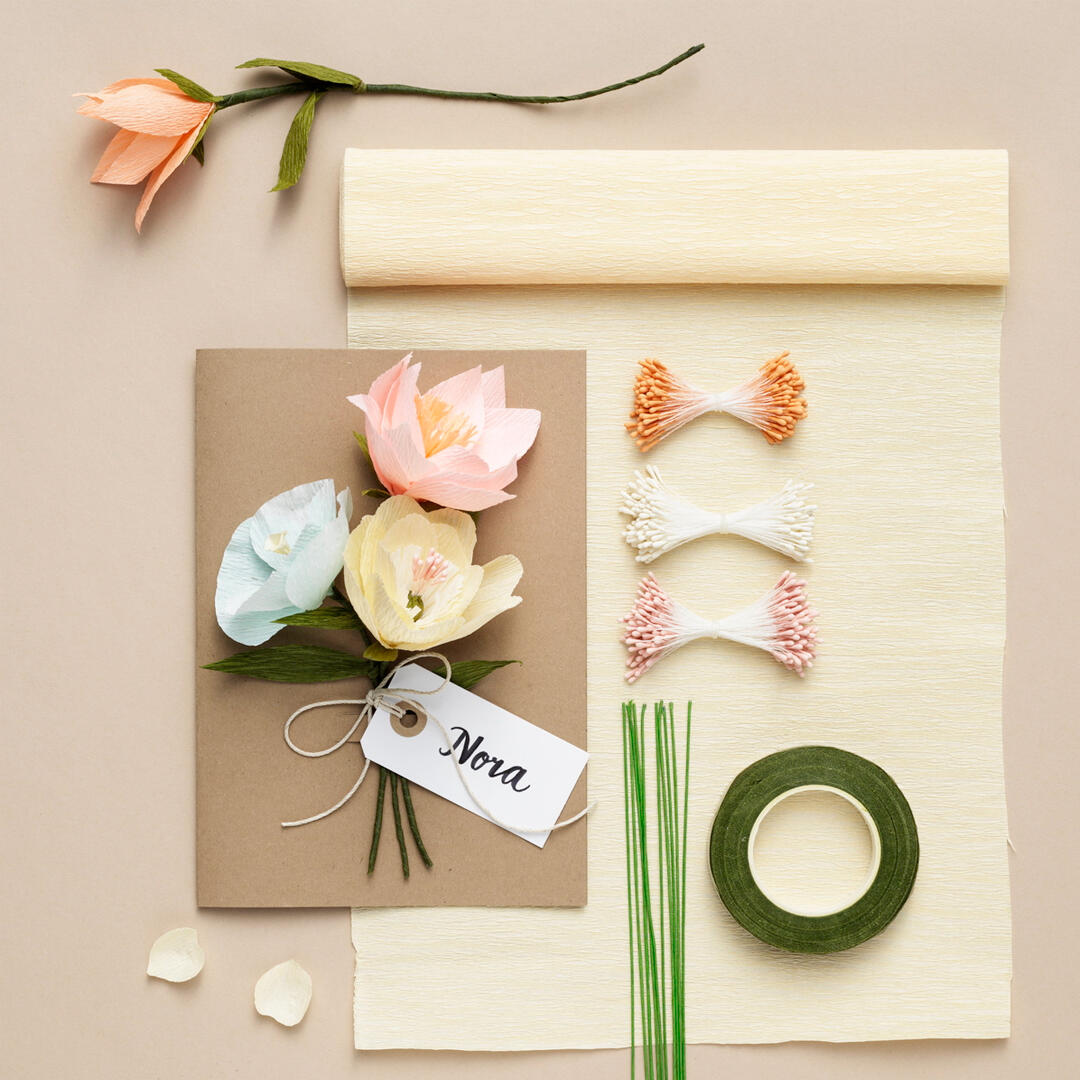 een kaart met papieren bloemen