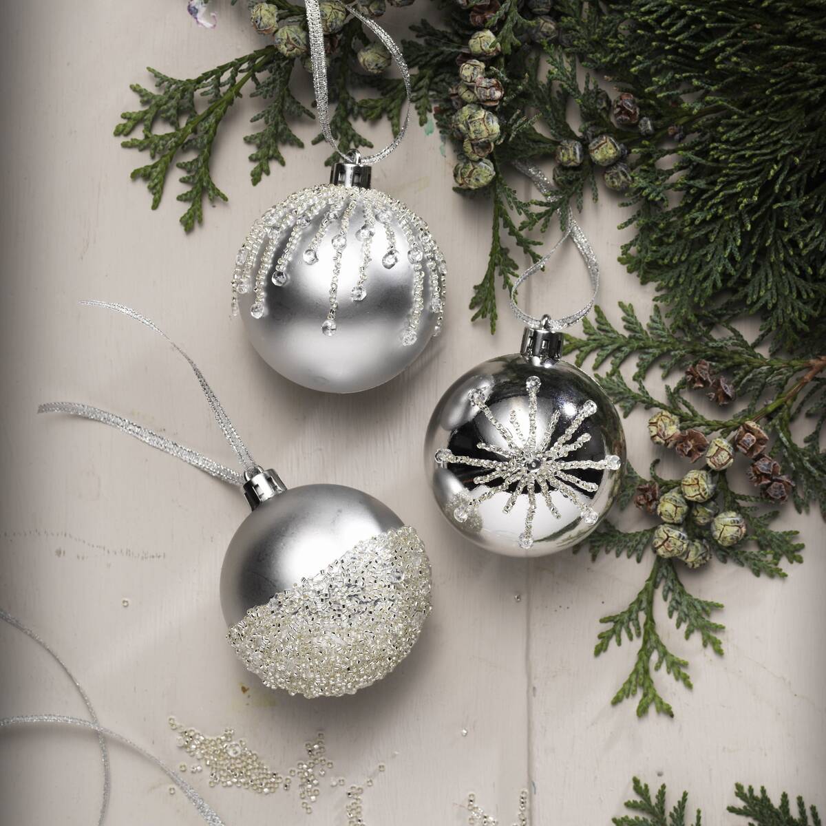 kerstballen met kralen