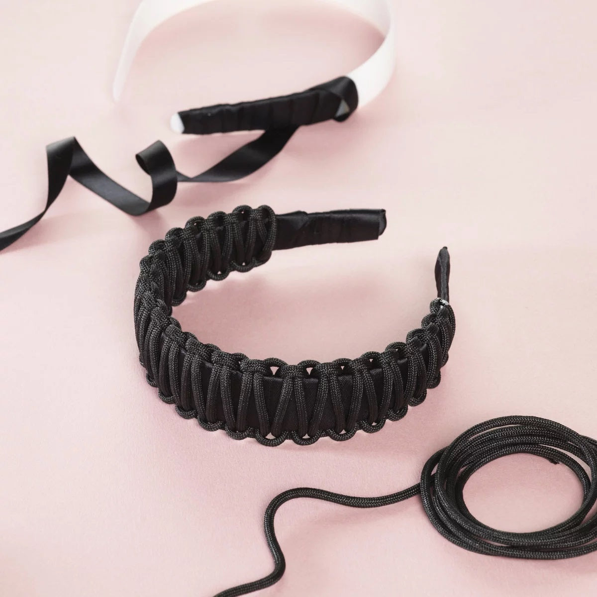 een macramé diadeem
