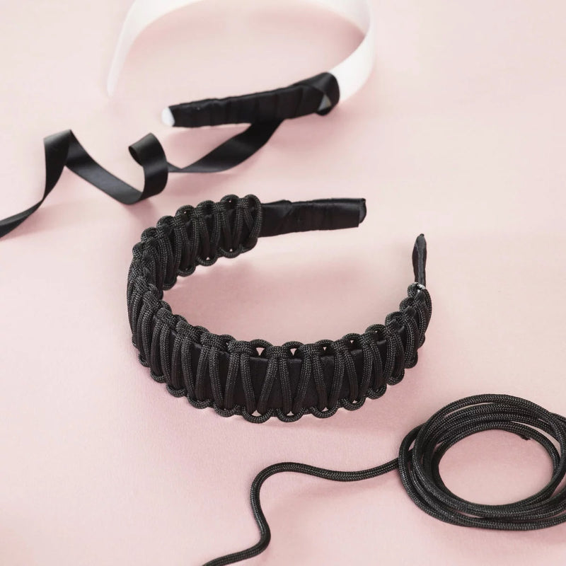 een macramé diadeem