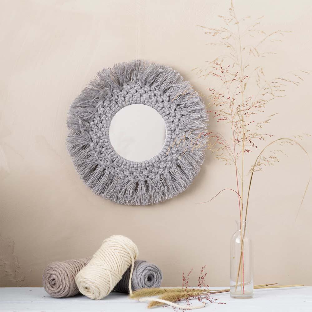 een macramé spiegel