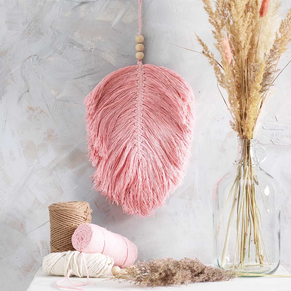 een mega macramé veer