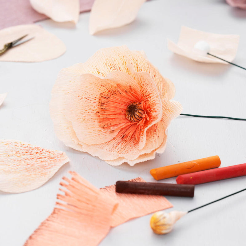 papieren bloemen met oliepastelkrijt