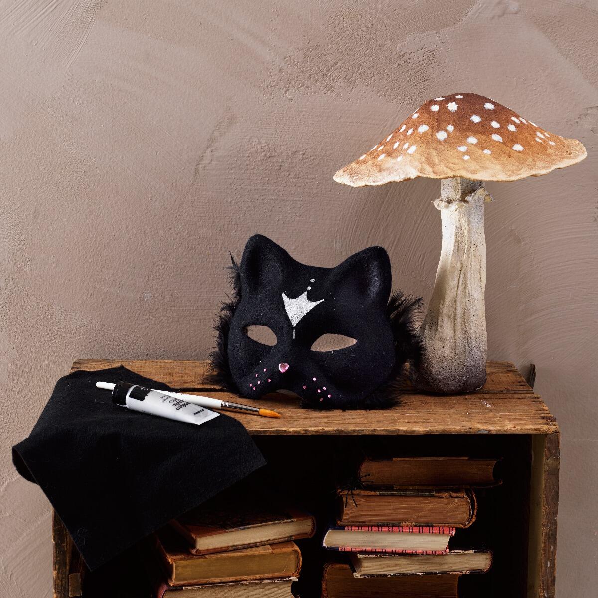 een zwart kattenmasker