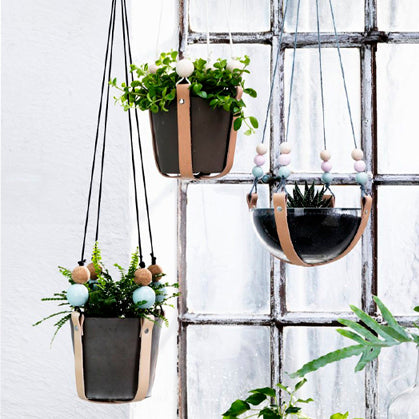 een plantenhanger van leer