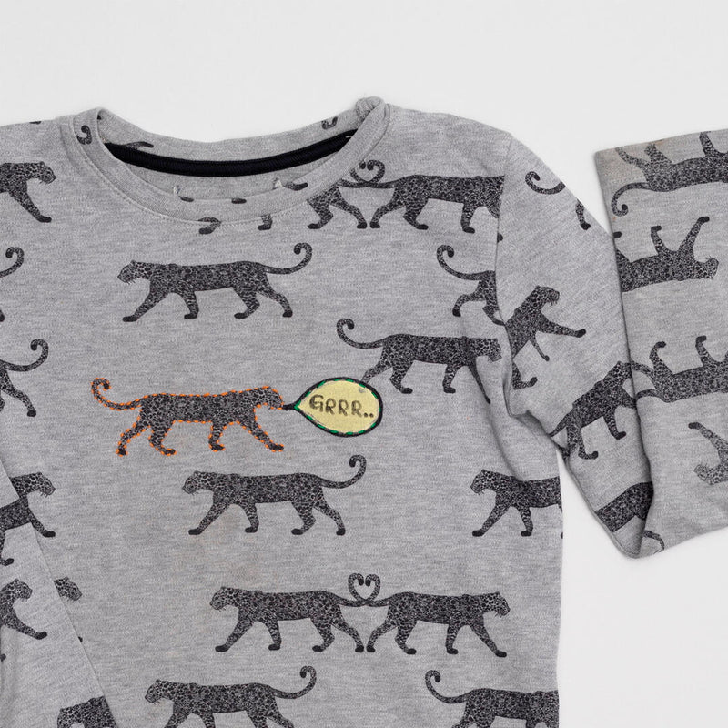 een geborduurd shirt met print