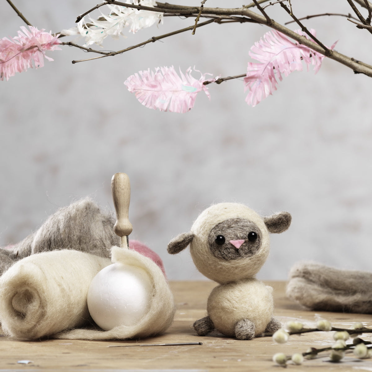 een schattig vilten lammetje
